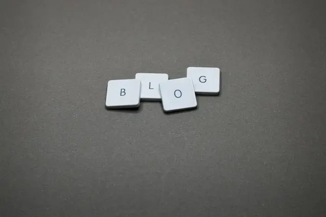 Lettres de Scrabble qui écrivent le mot Blog