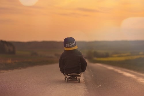 Enfant sur un skateboard