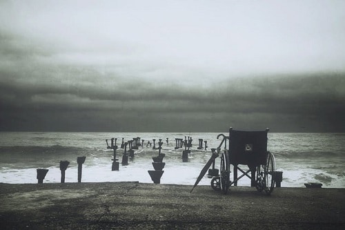 Fauteuil roulant en bord de mer