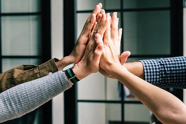 Equipe faisant un high five