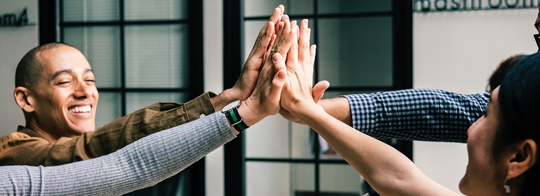 Equipe faisant un high five