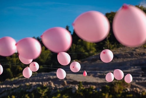 Photo avec ballons roses qui s'envolent