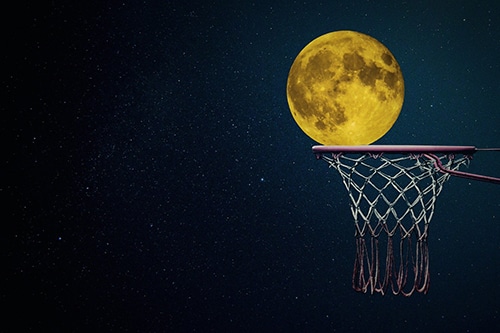 Panier de basket et lune