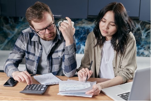 image illustrant un homme et une femme calculant l'index égalité
