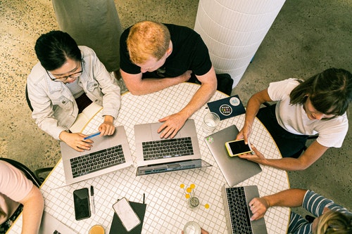 Réunion de travail avec des outils digitaux