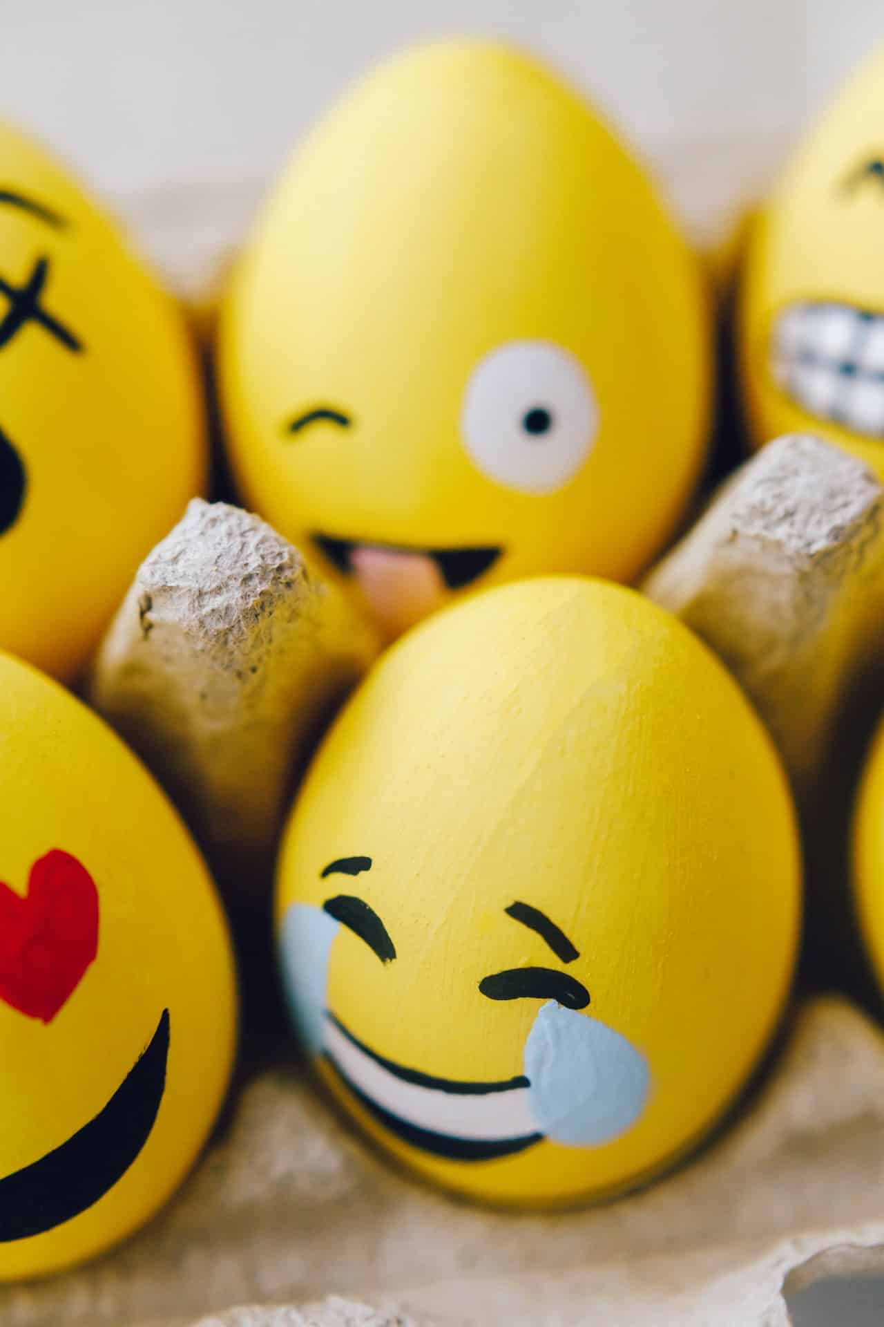 Oeufs peints en emoji